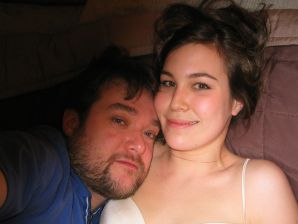 Молоденькая азиатка валяется в постели после секса. Эскиз 7