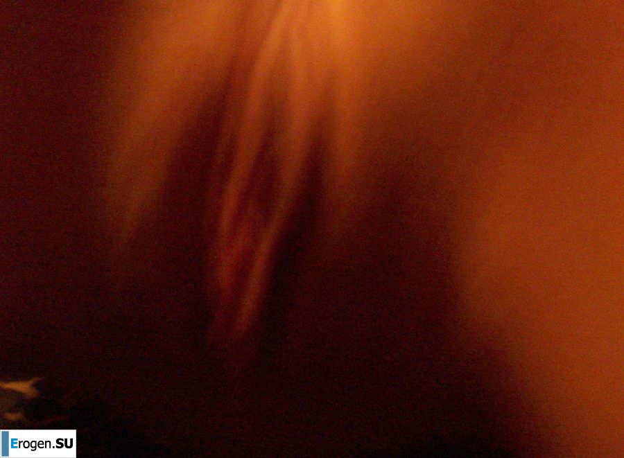 Привлекательная девушка позирует раком, показывая половые губы. Фото 16