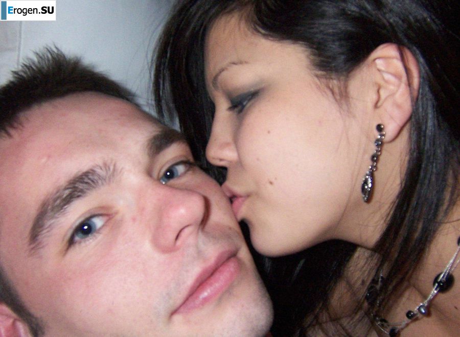 Привлекательная девушка позирует раком, показывая половые губы. Фото 6