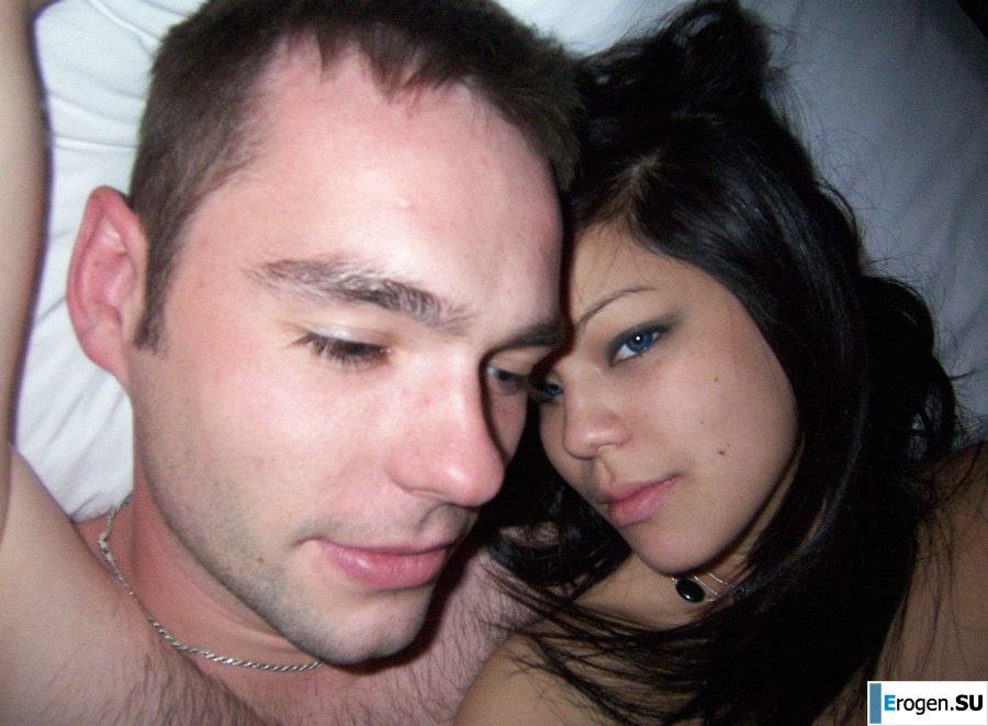 Привлекательная девушка позирует раком, показывая половые губы. Фото 7