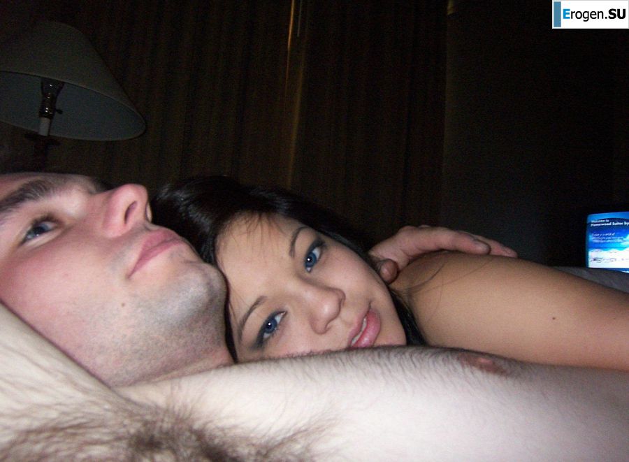 Привлекательная девушка позирует раком, показывая половые губы. Фото 8