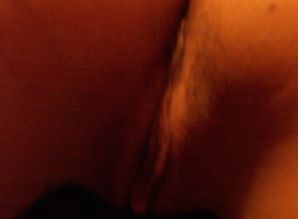 Привлекательная девушка позирует раком, показывая половые губы. Эскиз 12