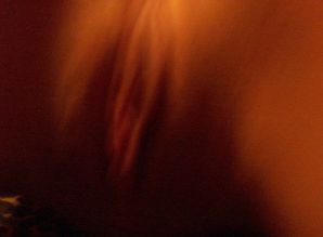 Привлекательная девушка позирует раком, показывая половые губы. Эскиз 16