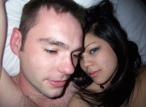 Привлекательная девушка позирует раком, показывая половые губы. Эскиз 7