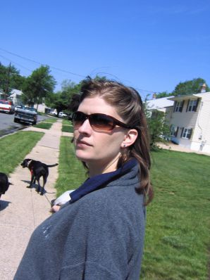 Зрелая женщина позирует в прозрачном платье перед мужиком. Эскиз 1