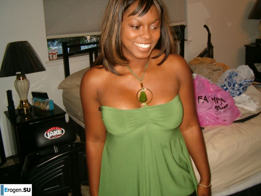 Аппетитная негритянка мастурбирует и демонстрирует мокрую киску. Фото 1