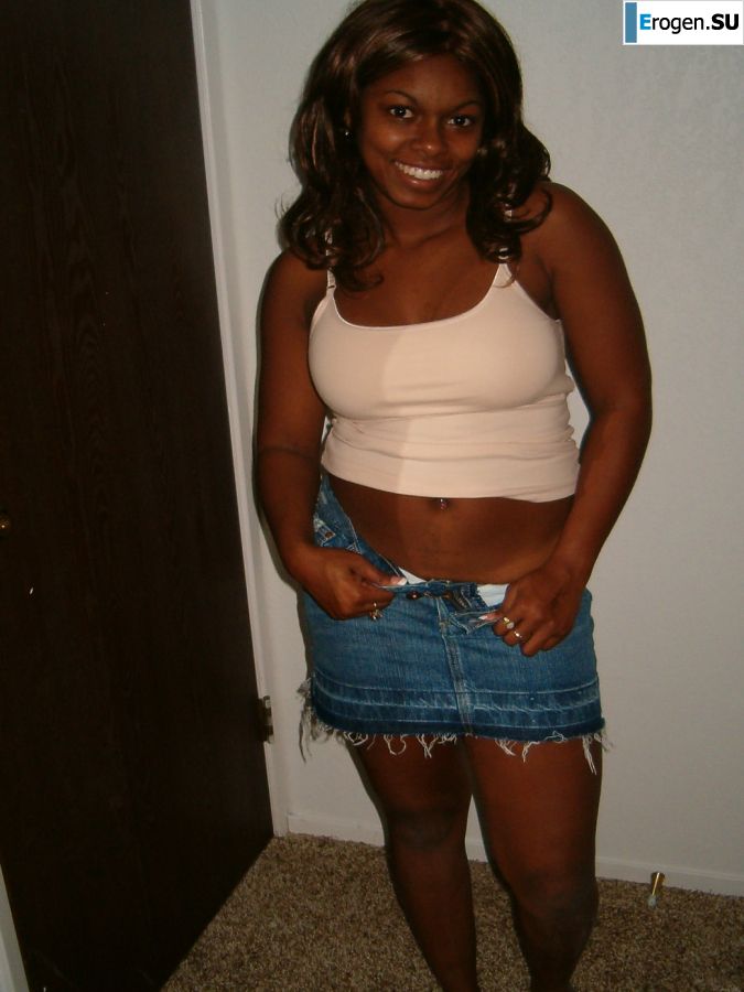 Аппетитная негритянка мастурбирует и демонстрирует мокрую киску. Фото 6