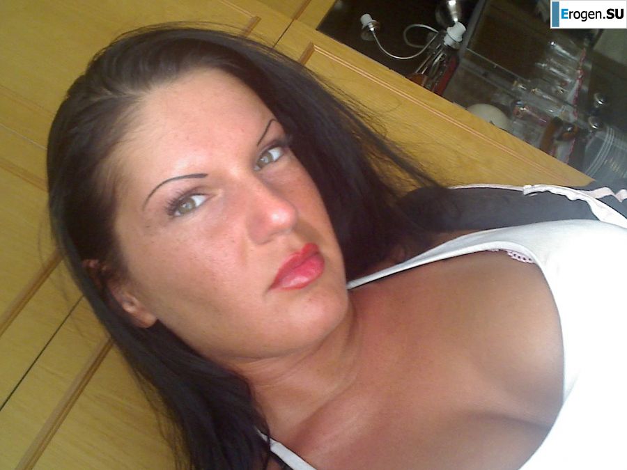 Загорелая латинка с большими сиськами бесстыдно раздвинула ноги. Фото 43