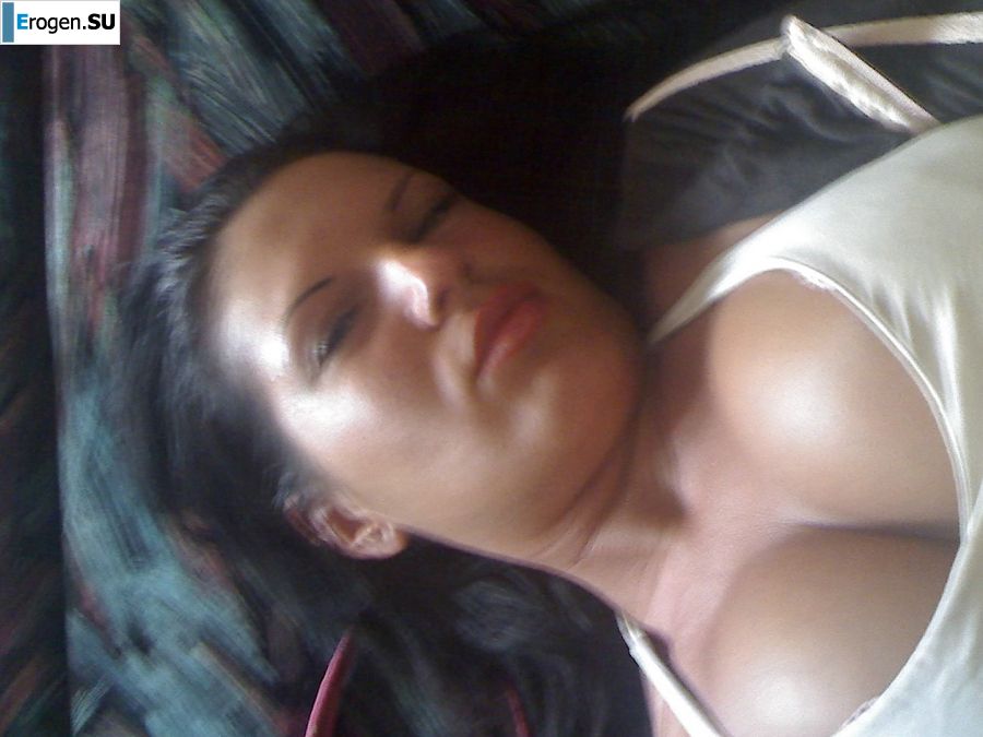 Загорелая латинка с большими сиськами бесстыдно раздвинула ноги. Фото 46