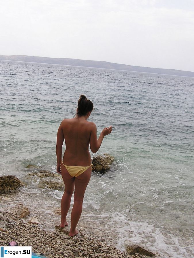 A sports student undressed on the beach and bathed naked. Photo 11