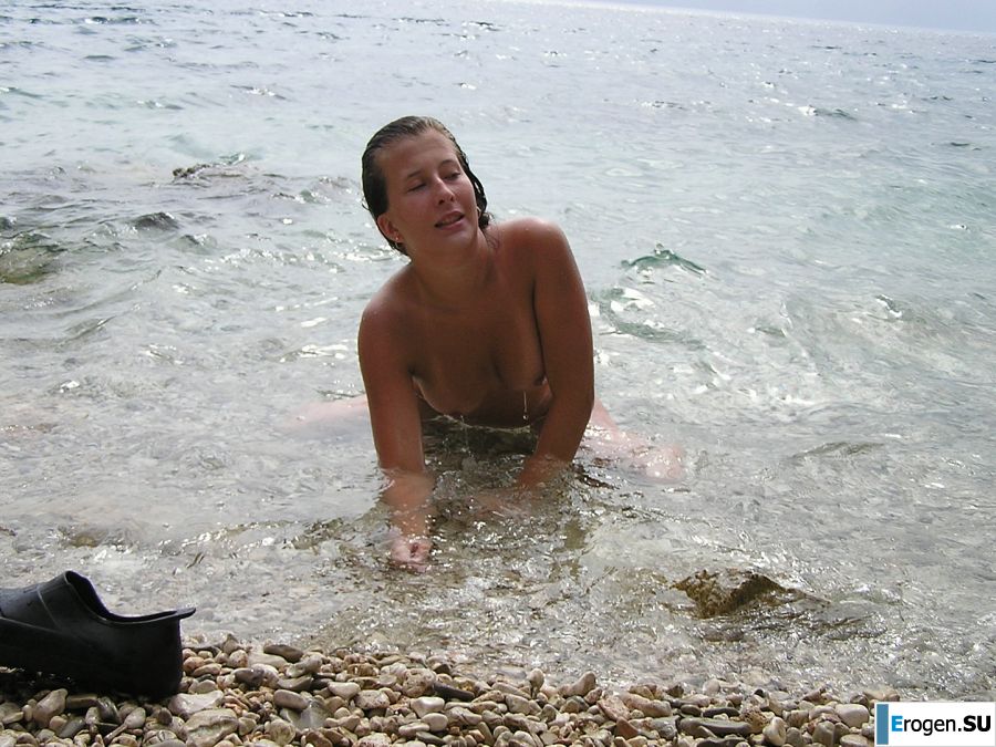 A sports student undressed on the beach and bathed naked. Photo 19