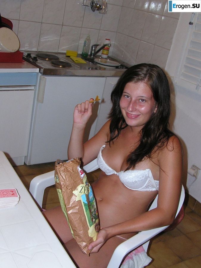 A sports student undressed on the beach and bathed naked. Photo 22