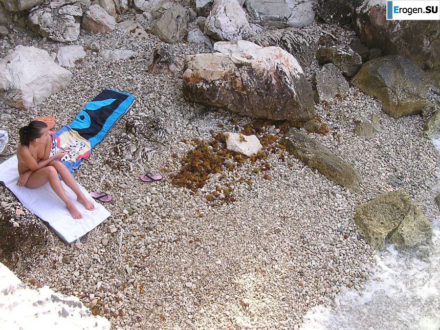 A sports student undressed on the beach and bathed naked. Photo 23