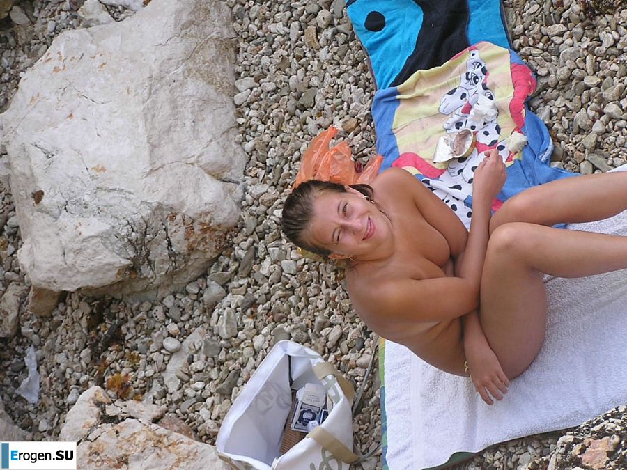 A sports student undressed on the beach and bathed naked. Photo 24