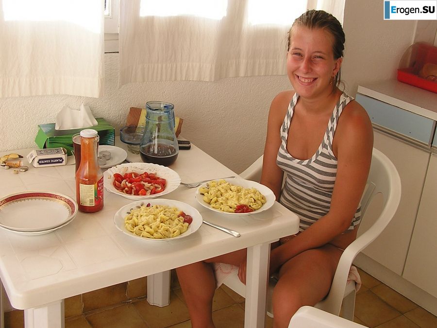 A sports student undressed on the beach and bathed naked. Photo 29