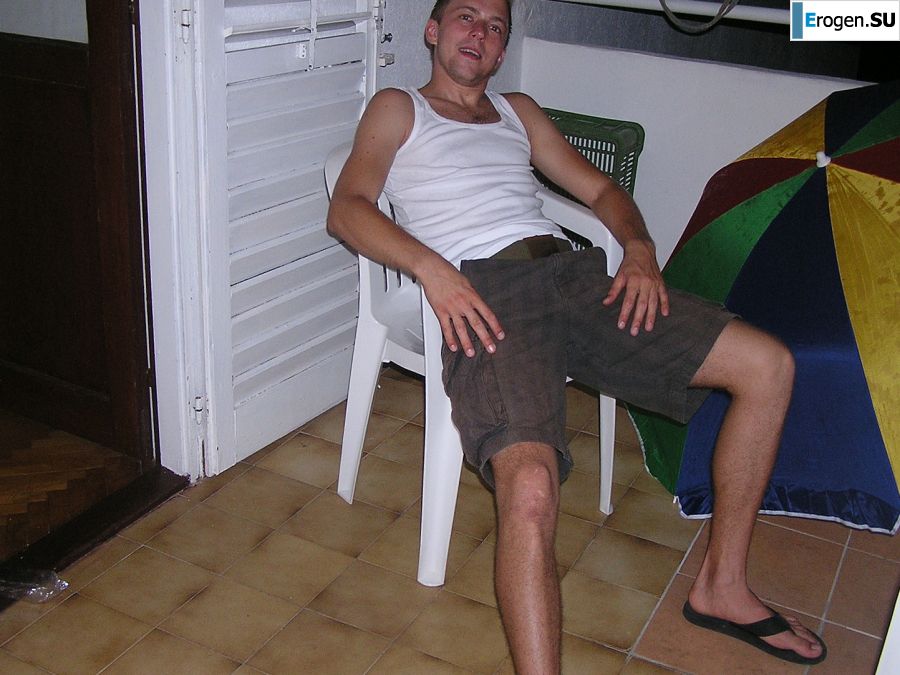 A sports student undressed on the beach and bathed naked. Photo 3