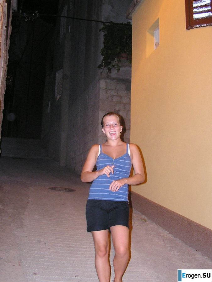 A sports student undressed on the beach and bathed naked. Photo 31