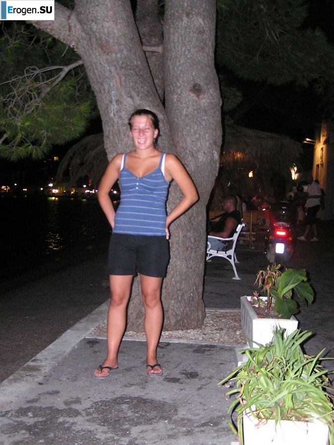 A sports student undressed on the beach and bathed naked. Photo 32