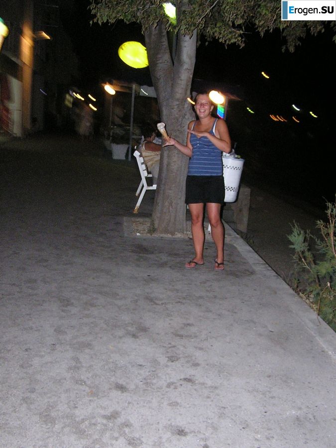 A sports student undressed on the beach and bathed naked. Photo 33