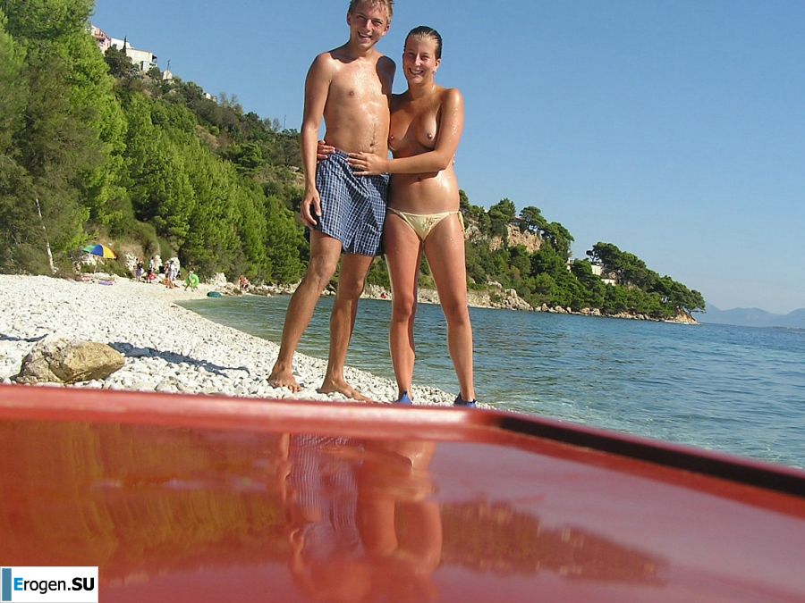 A sports student undressed on the beach and bathed naked. Photo 36