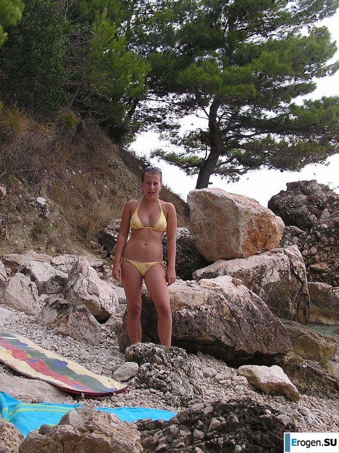 A sports student undressed on the beach and bathed naked. Photo 7