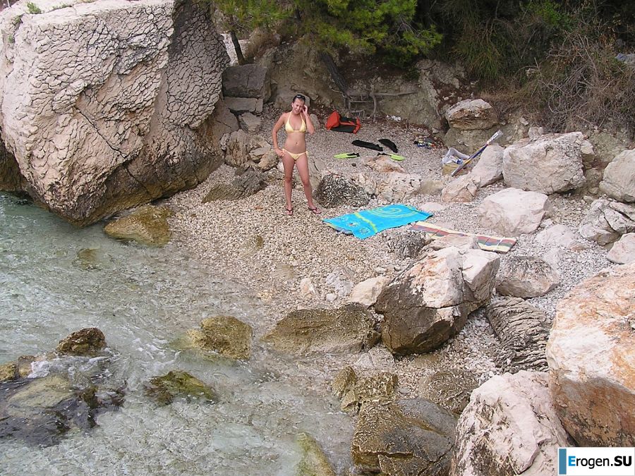 A sports student undressed on the beach and bathed naked. Photo 9