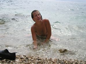 A sports student undressed on the beach and bathed naked. Thumb 19