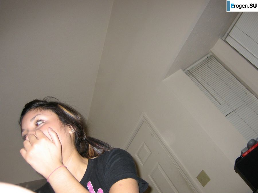 Зрелая телка вытащила большие сиськи из лифчика. Фото 1