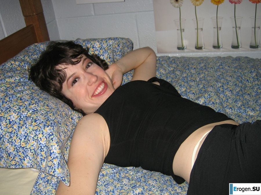 Зрелая телка вытащила большие сиськи из лифчика. Фото 22