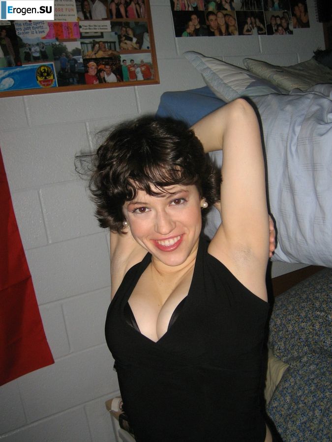 Зрелая телка вытащила большие сиськи из лифчика. Фото 24