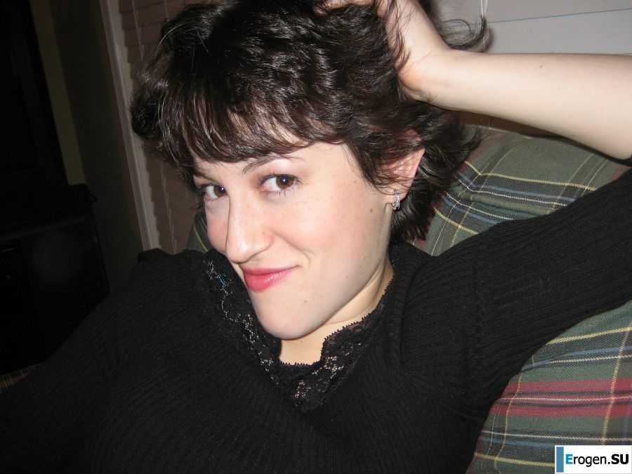 Зрелая телка вытащила большие сиськи из лифчика. Фото 3