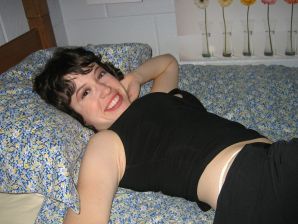 Зрелая телка вытащила большие сиськи из лифчика. Эскиз 22