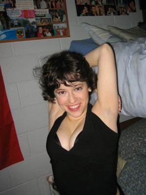 Зрелая телка вытащила большие сиськи из лифчика. Эскиз 24