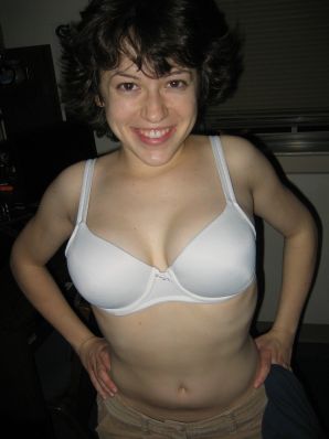 Зрелая телка вытащила большие сиськи из лифчика. Эскиз 25