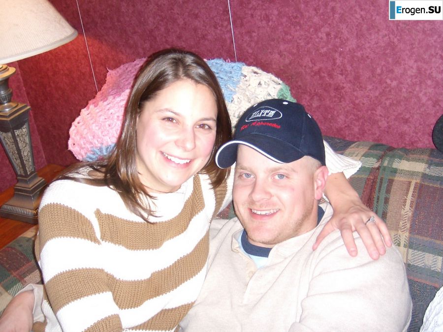 A cheerful girl poses in front of a guy in lingerie, and then pleases himself with a finger. Photo 20