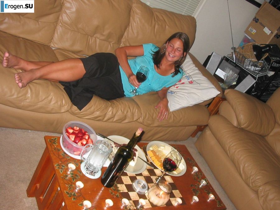 A cheerful girl poses in front of a guy in lingerie, and then pleases himself with a finger. Photo 38