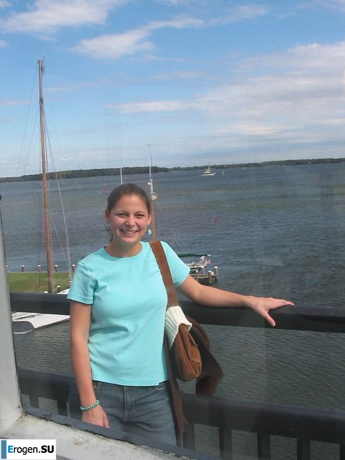 A cheerful girl poses in front of a guy in lingerie, and then pleases himself with a finger. Photo 40