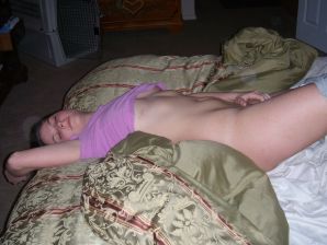 Веселая девушка позирует перед парнем в белье, а после ублажает себя пальчиком. Эскиз 29