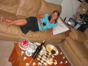 Веселая девушка позирует перед парнем в белье, а после ублажает себя пальчиком. Эскиз 38