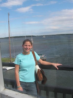 Веселая девушка позирует перед парнем в белье, а после ублажает себя пальчиком. Эскиз 40