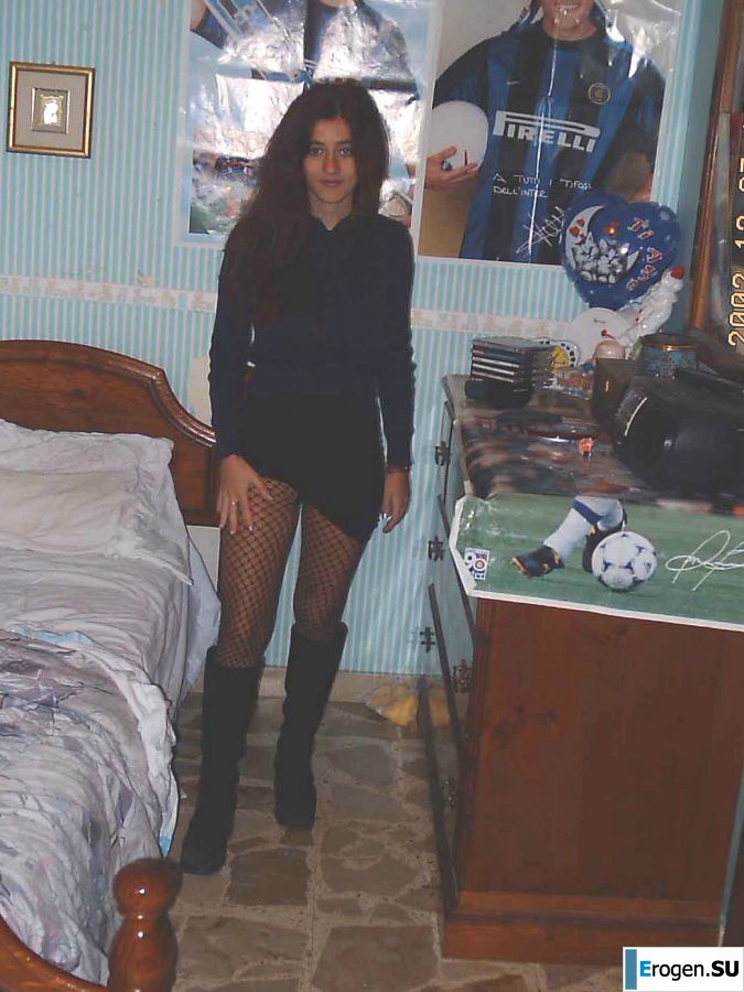 Passionate brunette showed her hairy pussy on vacation. Photo 19