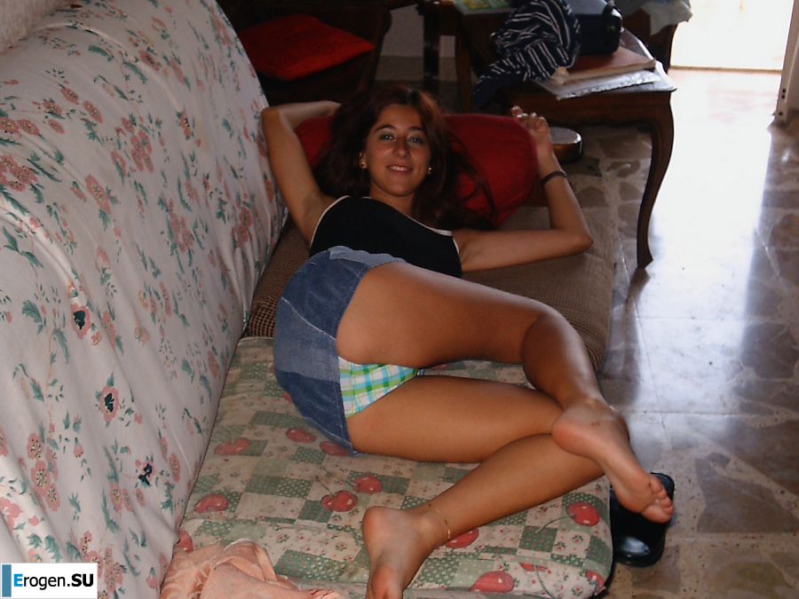 Passionate brunette showed her hairy pussy on vacation. Photo 26