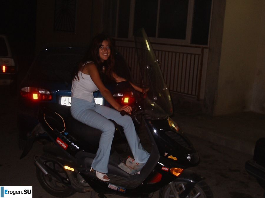 Passionate brunette showed her hairy pussy on vacation. Photo 6