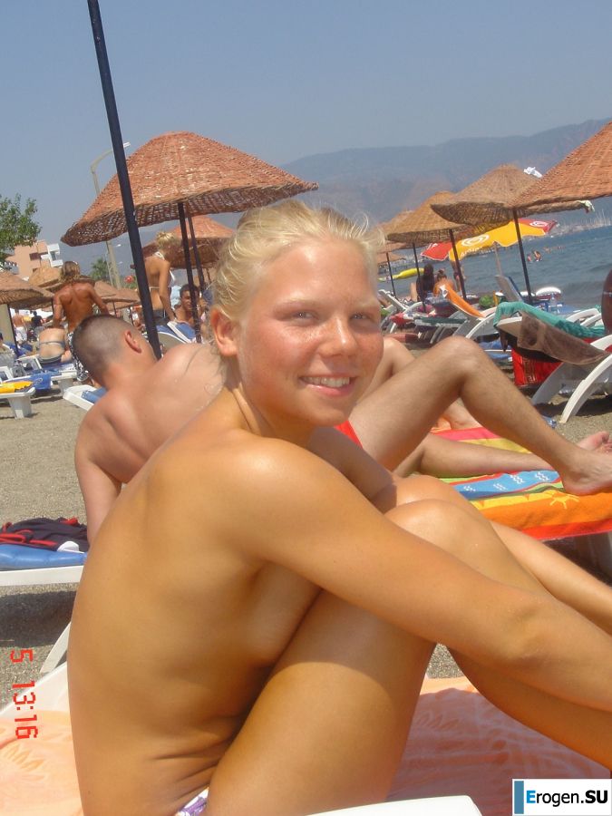 Slender sisters showed neat breasts on vacation. Photo 10