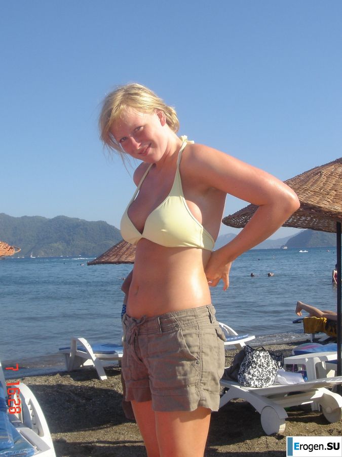 Slender sisters showed neat breasts on vacation. Photo 16