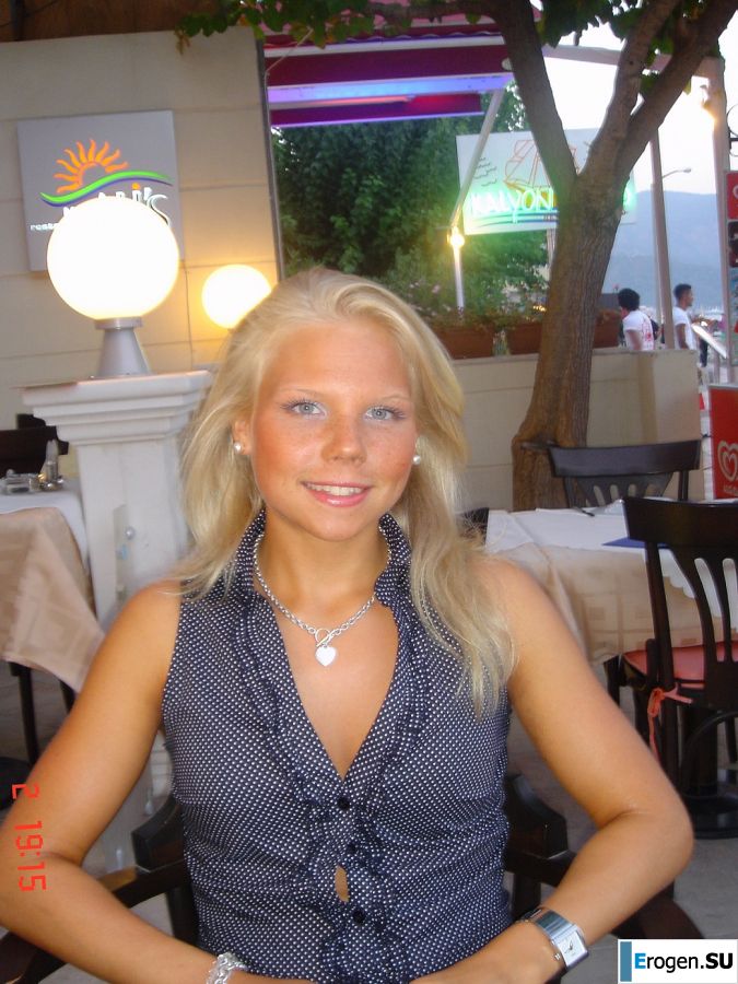 Slender sisters showed neat breasts on vacation. Photo 3