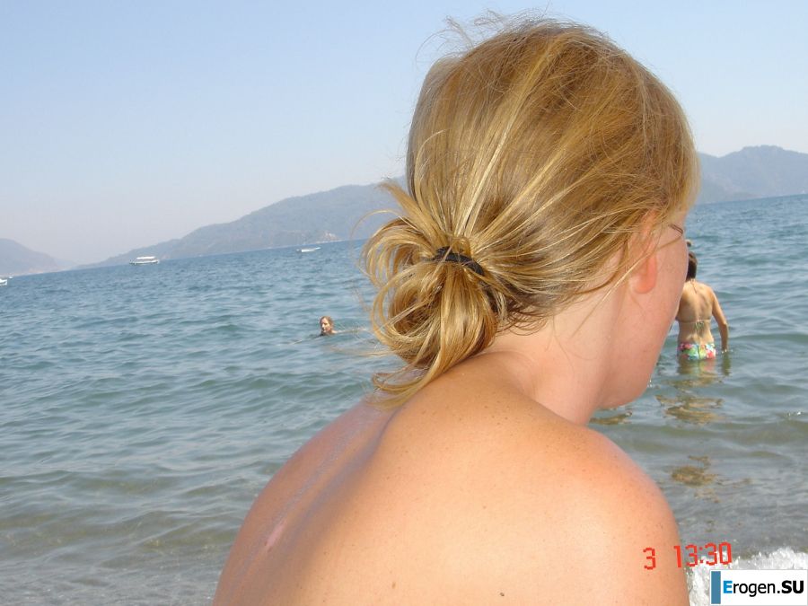 Slender sisters showed neat breasts on vacation. Photo 4