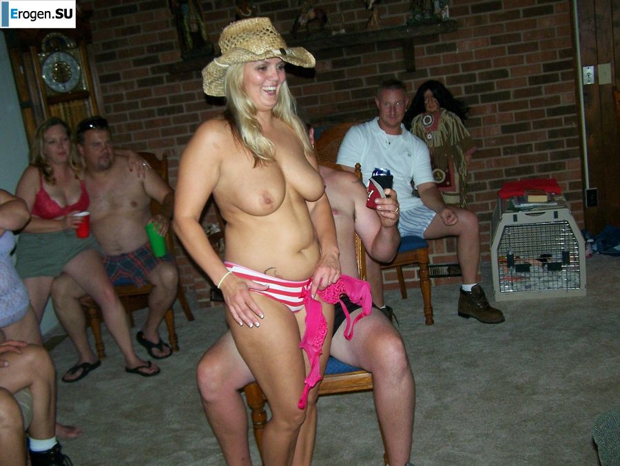 Luxurious blondes with magnificent breasts caress each other and expose themselves. Photo 14