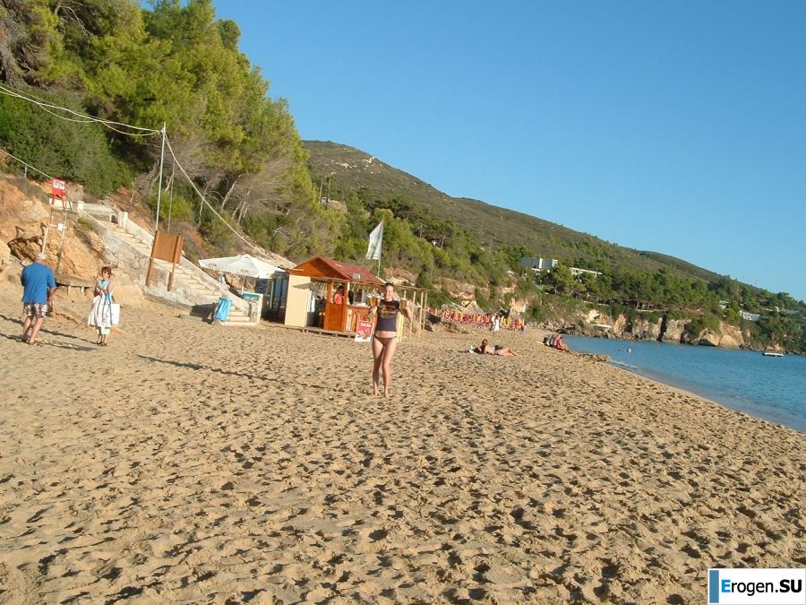 A woman spreads her legs on the bed and in the bathroom. Photo 17