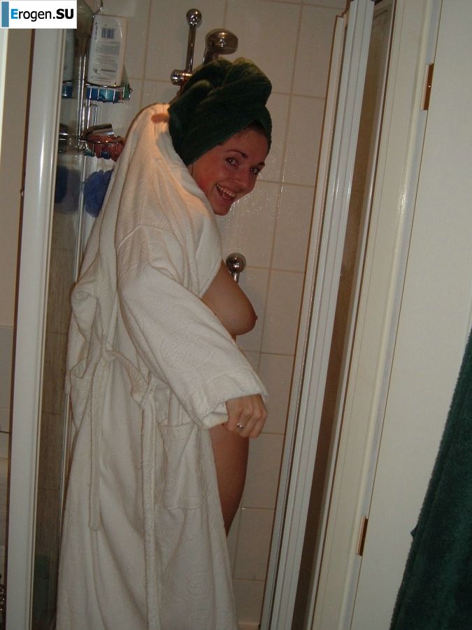 A woman spreads her legs on the bed and in the bathroom. Photo 27